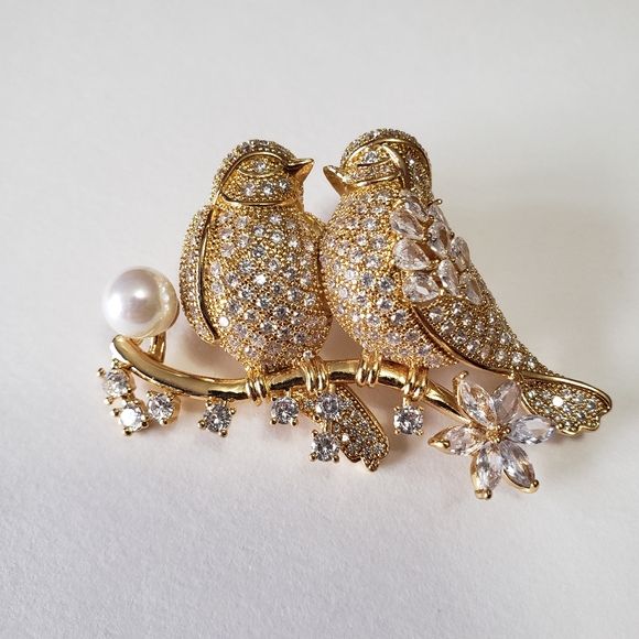 Jewelry - Gold Tone Cultured Pearl Pave Rhinestone Love Birds Brooch